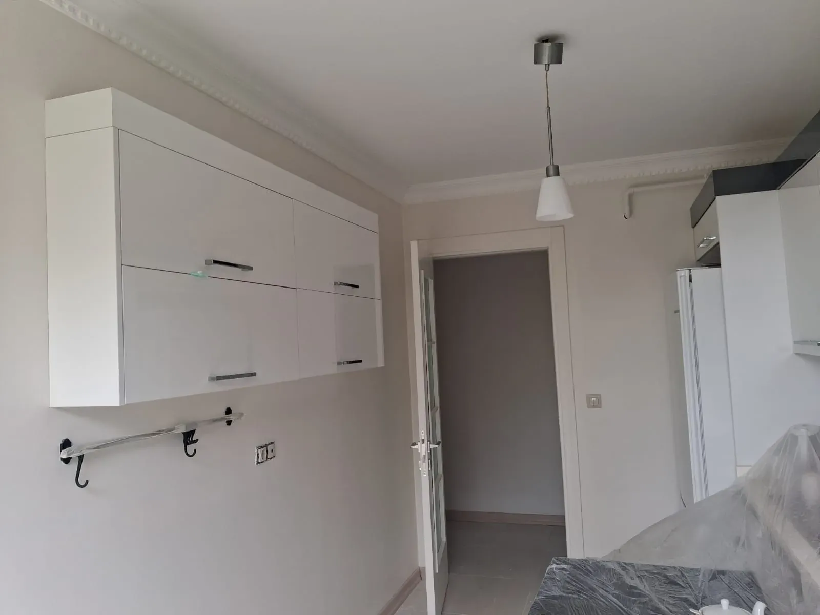 Tamamlanmış mutfak boyası, beyaz dolaplar ve kartonpiyer çevresinde düzgün kesim